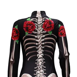 Vista posteriore dettagliata di un body di Halloween a scheletro con rose rosse