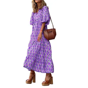 Vista detallada de vestido bohemio morado con volantes y estampados geométricos
