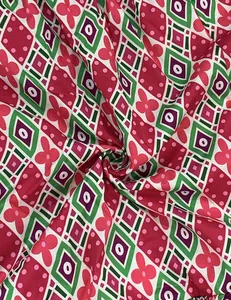 Vista macro detallada de tela para vestido con estampado bohemio y geométrico
