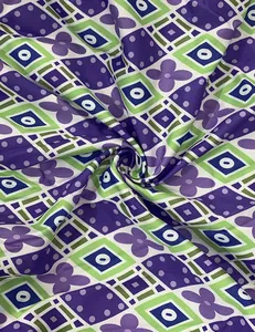 Primer plano de tela con estampado bohemio geométrico y floral para vestido de verano