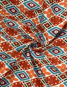 Primer plano del vibrante patrón bohemio geométrico y floral en la tela del vestido de verano