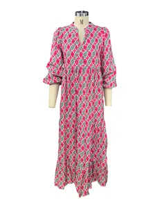 Vestido largo bohemio de manga larga con cuello en V y falda a capas en maniquí