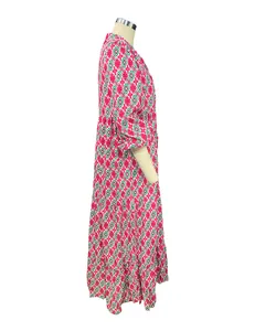 Vista lateral de vestido largo bohemio con estampado de diamantes sobre maniquí