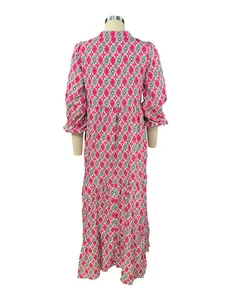 Vista trasera de vestido largo bohemio con estampado geométrico y falda escalonada.