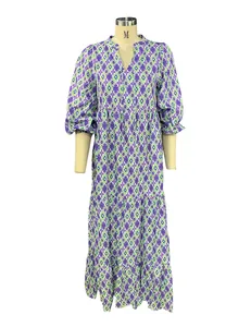 Vista frontal de un vestido largo bohemio con estampado violeta y verde en un maniquí