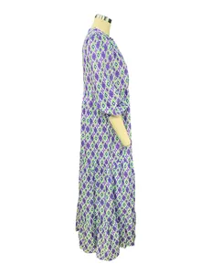 Vista lateral de un vestido largo bohemio con estampado geométrico en un maniquí de costura