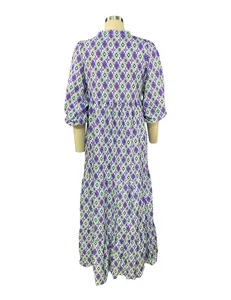 Vista trasera detallada de un vestido largo bohemio con estampado geométrico morado y verde