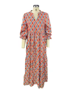 Vestido largo bohemio con estampado de diamantes geométricos en maniquí