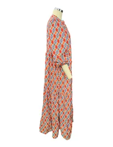 Vista lateral de un vestido largo bohemio con un estampado geométrico de rombos vivos