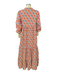 Vista detallada de la espalda de un vestido largo bohemio con estampado geométrico
