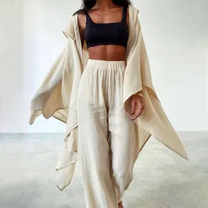 Stilvolles zweiteiliges Loungewear-Set aus Baumwolle und Leinen mit Umhang und Hose