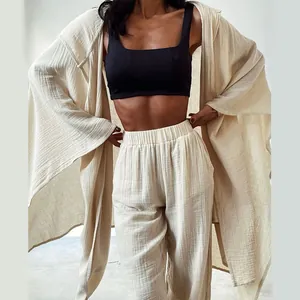 Detail eines zweiteiligen Damen-Loungewear-Sets aus beiger Baumwolle und Leinen