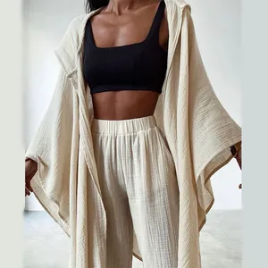 Detailansicht der Textur des Damen-Loungewear-Sets aus beiger Baumwolle und Leinen