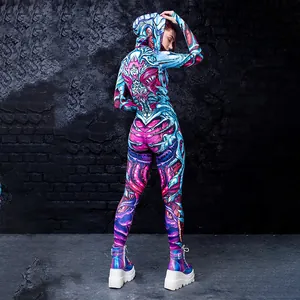 Detailansicht der Rückseite eines bunten Monster-Halloween-Bodysuits mit Kapuze.