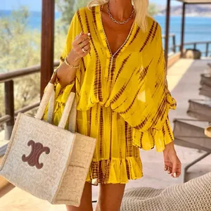 Abito corto bohémien giallo con stampa tie-dye e scollo a V per lo stile da spiaggia