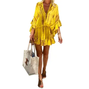 Mini abito bohémien giallo tie-dye da donna con maniche a volant e uno scollo a V alla moda.