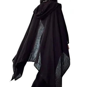 Rückansicht des schwarzen Kapuzen-Loungewear-Sets aus Baumwolle mit Saumdetails