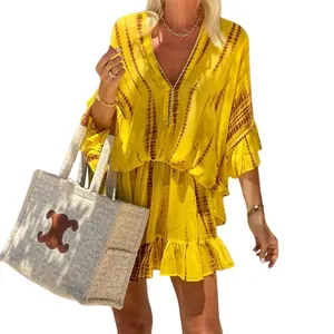 Dettaglio mini abito bohémien giallo tie-dye con scollo a V