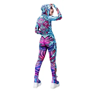 Detailansicht der Rückseite des farbenfrohen Bio-Print-Halloween-Overalls für Damen
