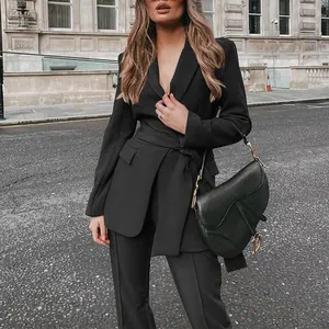 Elegant zwart tweedelig pak met blazer met strikceintuur en een bijpassende broek