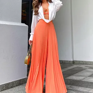 Elegante orangefarbene plissierte Weitbeinhose mit hoher Taille für einen schicken Damenstil.