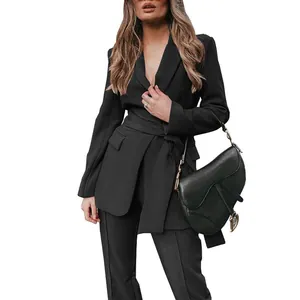 Elegant zwart damespak tweedelig met blazer met tailleriem en bijpassende broek