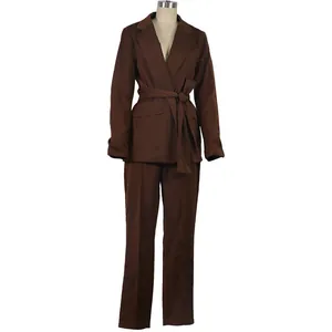Professioneel bruin dik damespak met getailleerde blazer met riem en lange pantalon