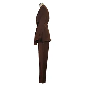 Gedetailleerd zijaanzicht van een elegant bruin tweedelig damespak met een ceintuurblazer