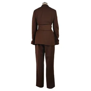 Achteraanzicht van een bruin gevoerd blazerpak met riem en broek voor dames.
