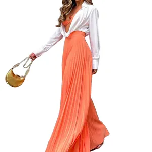 Detailansicht der leuchtend orangefarbenen Faltenhose mit weitem Bein für Damenmode.