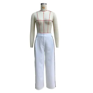 Witte broek met hoge taille, rechte pijpen en zwarte zijstrepen voor dames mode.