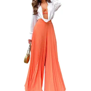 Nahaufnahme einer eleganten orangefarbenen Plisseehose mit hoher Taille für Damen