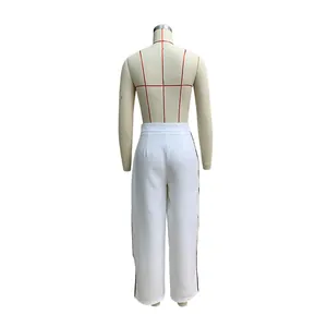 Gedetailleerd achteraanzicht van een witte broek met rechte pijpen en zijstreep op pop