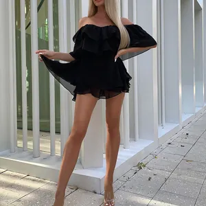 Elegante mini abito nero con spalle scoperte in chiffon a balze per un raffinato look estivo