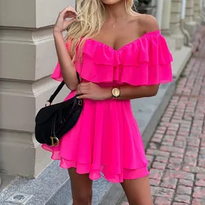 Dettaglio di un mini abito in chiffon rosa acceso con volant e spalle scoperte