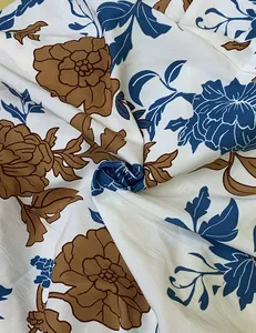 Detailansicht von blauem und braunem Blumendruckstoff mit weicher und glatter Textur