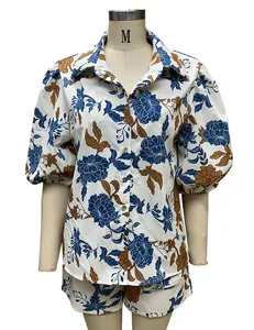 Detailansicht eines modischen Damen-Sommersets aus Hemd und Shorts mit Blumenmuster