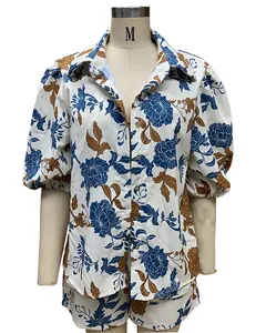 Detailansicht von Damen-Blumenshirt mit Puffärmeln und passenden Shorts für den Sommer