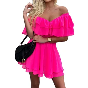 Dettaglio di un mini abito in chiffon rosa acceso con spalle scoperte e volant eleganti