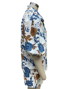 Seitenansicht des 3-teiligen Damen-Sets mit Vintage-Blumenmuster und Puffärmelhemd.