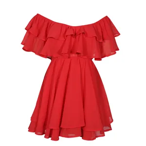 Dettaglio delle balze a strati su un mini abito rosso in chiffon con spalle scoperte.