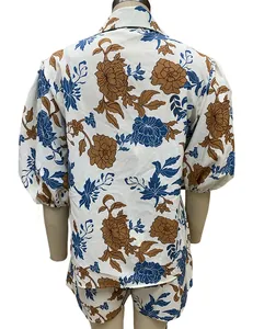 Detailansicht der Rückseite des sommerlichen Blumenmuster-Sets aus Hemd und Shorts für Damen