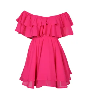 Dettaglio dei volant a strati in chiffon su un abito corto rosa fucsia vivace