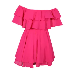 Elegante abito corto in chiffon rosa acceso con spalle scoperte e dettagli a balze