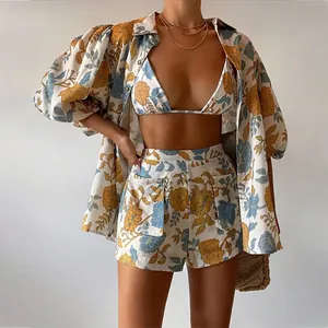 Modisches Sommer-Set mit Blumendruck: Hemd mit Puffärmeln, Bikini-Top und passende Shorts