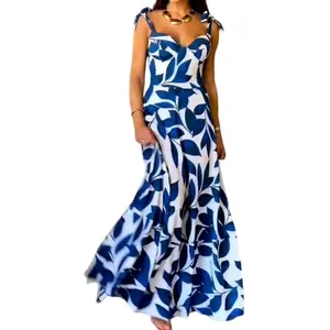 Elegante vestido largo de verano blanco con estampado de hojas azules y tirantes anudados
