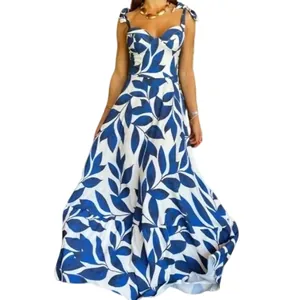 Detalle de vestido largo de verano blanco con estampado de hojas azules y tirantes