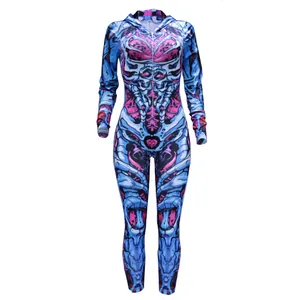 Detailansicht des 3D-Skelett-Zombie-Drucks auf dem Halloween-Jumpsuit mit Kapuze.
