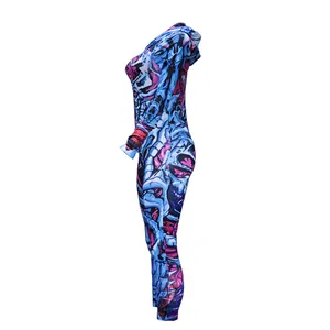 Detaillierte Seitenansicht eines Damen-Kapuzen-Jumpsuits mit buntem Halloween-Druck