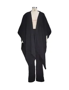 Nahaufnahme des schwarzen zweiteiligen Lounge-Sets aus Baumwolle und Leinen am Mannequin
